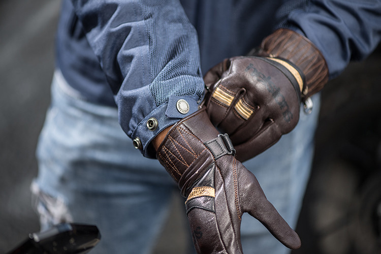 Gants moto chauffants vintage Helstons : un style néo-rétro.