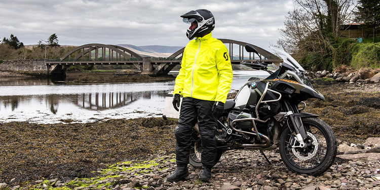 Comment s'équiper à moto sous la pluie ?